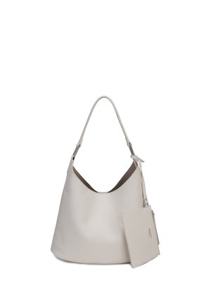 Sac hobo en cuir couleur crème avec une seule bandoulière et une pochette assortie attachée avec fermeture éclair, sur fond blanc.