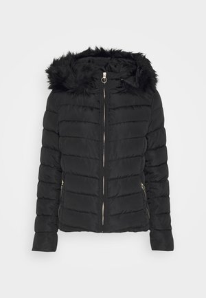 Doudoune noire avec capuche en fausse fourrure, texture matelassée horizontale, fermeture éclair dorée et poches latérales.