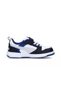 Sneaker per bambini con una tomaia prevalentemente bianca e accenti blu scuro e navy, pannelli testurizzati, chiusura con lacci e un tab di presa posteriore.