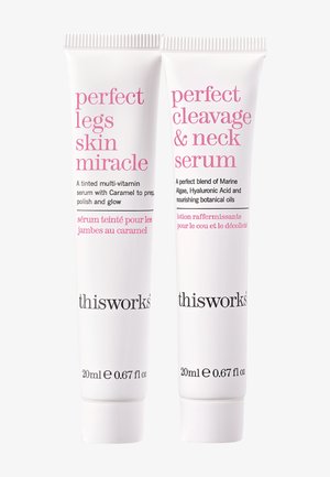 Dwie białe tubki z różowym napisem: jedna oznaczona "idealna skóra nóg cud", a druga "serum na idealne dekolt i szyję". Każda zawiera 20 ml.