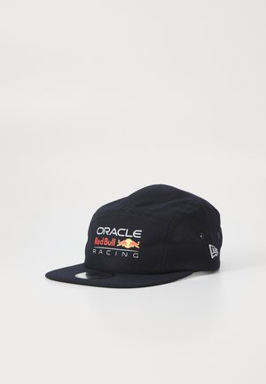 Casquette marine avec une visière plate, arborant les logos "ORACLE" et "Red Bull Racing" en blanc et rouge, fabriquée à partir de tissu durable avec des panneaux texturés.