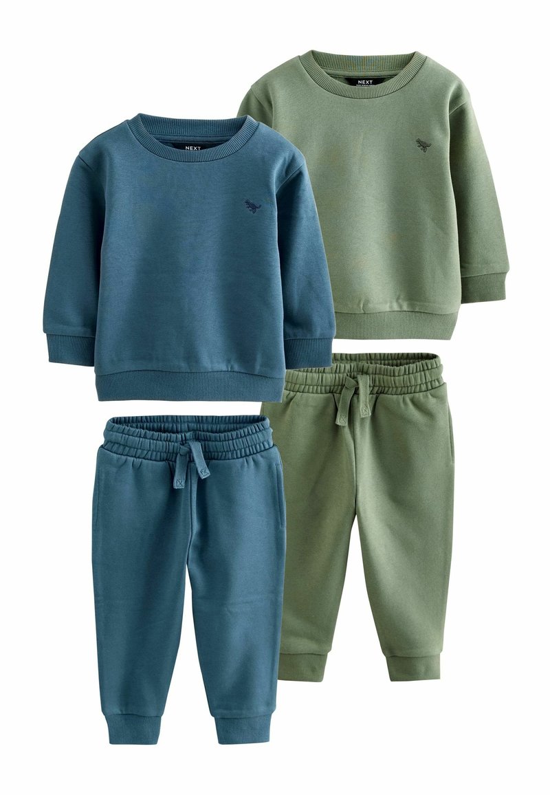 Twee sets kinder casual kleding: één in het blauw met een sweatshirt met ronde hals en bijpassende broek, en één in het groen met vergelijkbare stukken.