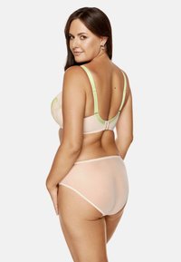 Jasnoróżowy zestaw bielizny składający się z haftowanego biustonosza z zielonym regulowanym paskiem oraz dopasowanych majtek o gładkiej fakturze.