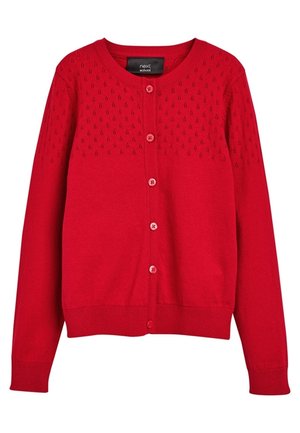 Cardigan rouge en tricot avec manches longues, fermeture à boutons sur le devant, motif subtil en œillets sur la partie supérieure de la poitrine et les épaules, poignets et ourlet côtelés.