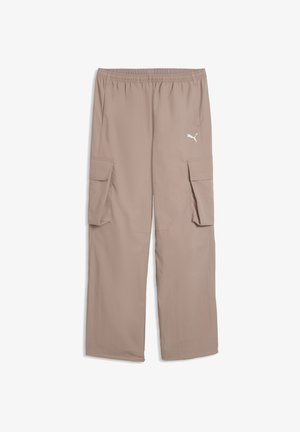 Beige cargobukser med elastisk talje, sidelommer med klap og lille hvid Puma-logo på højre lår.