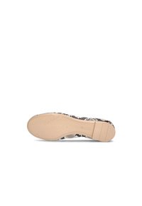 Bailarina de estampado de serpiente en blanco y negro con suela lisa, que presenta una punta redondeada y un tacón mínimo, diseñada con una plantilla flexible.