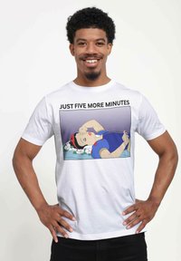 Biała bawełniana koszulka z grafiką w stylu kreskówkowym przedstawiającą śpiącą postać z ciemnymi włosami i czerwonymi akcentami, z napisem "Tylko pięć minut dłużej."
