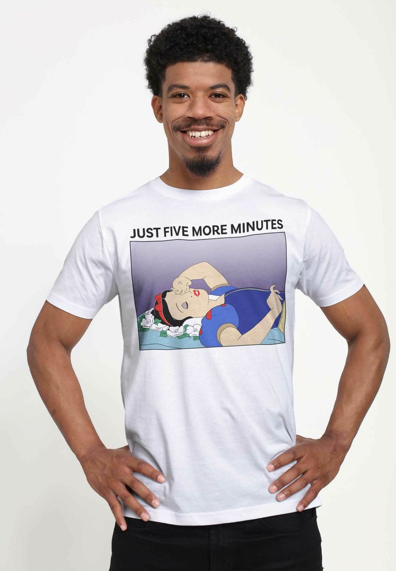 Biała bawełniana koszulka z grafiką w stylu kreskówkowym przedstawiającą śpiącą postać z ciemnymi włosami i czerwonymi akcentami, z napisem "Tylko pięć minut dłużej."
