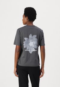 Samsøe Samsøe - SADALILA  - Print T-shirt - oyster blooming Thumbnail Image 1