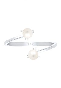 Bague ajustable en argent 925 avec deux perles blanches, présentant un design minimaliste avec un anneau courbé et des accents de quincaillerie subtils.
