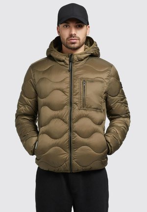 Olivengrüne Daunenjacke mit gestepptem Wellenmuster, Reißverschluss vorne, verstellbare Kapuze und einer Brusttasche. Weicher, glänzender Stoff mit glatter Textur.