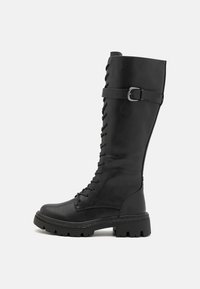 Bottes noires en cuir montant jusqu'aux genoux, avec un bout arrondi, un laçage à l'avant et un accent boucle latéral. Semelle crantée épaisse pour une meilleure traction.