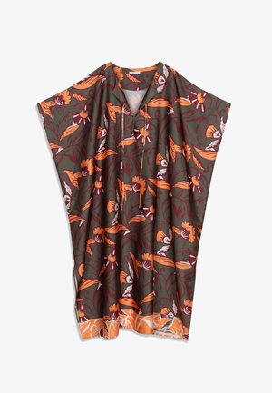 Kaftan s kvetinovým vzorom v olivovo zelenej farbe, zdobený oranžovými a bielymi kvetmi. Voľný, prúdiaci dizajn s okrúhlym výstrihom a krátkymi rukávmi.