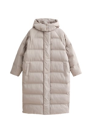 Lunga giacca invernale imbottita beige con cappuccio, bottoni a pressione frontali e tasche laterali, progettata per il calore e il freddo.