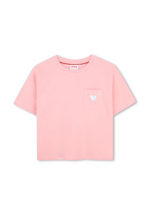 T-shirt court rose à manches courtes avec un col rond et une poche poitrine avant ornée d'un petit détail cœur brillant.