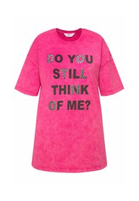 Hotpink Oversized-T-Shirt mit kurzen Ärmeln, versehen mit schwarzem Text "DENKST DU NOCH AN MICH?" verziert mit Strasssteinen.