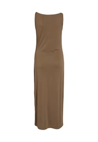 Ermeløs, lang brun kjole med rett silhuett og rund hals, vist mot en hvit bakgrunn.