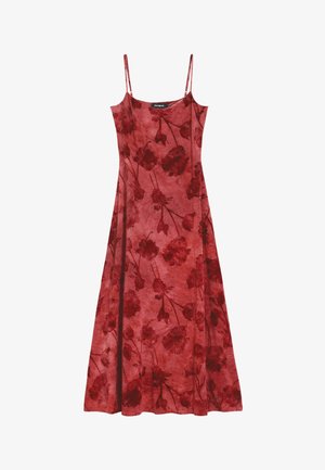 Piros virágos ruha vékony pántokkal, testhezálló felsőrészével, bővülő szoknyával és texturált anyagmintával, melyen sötétpiros virágok láthatók világosabb háttéren.