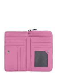 Portafoglio in pelle rosa con chiusura a zip, multiple fessure per carte e una finestra trasparente per l'ID. Presenta dettagli di cucitura e una chiusura a scatto.