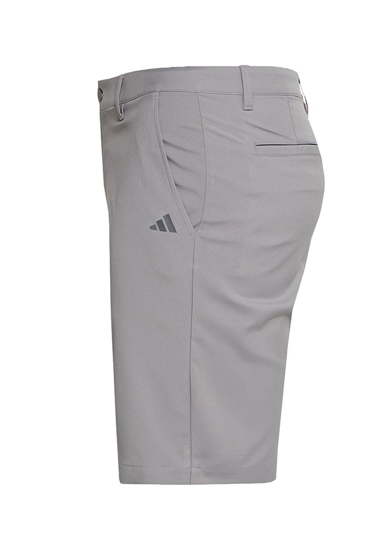 Pantalones cortos grises hechos de una tela ligera, con una textura suave, bolsillos inclinados, un bolsillo trasero y un pequeño logo en el costado.
