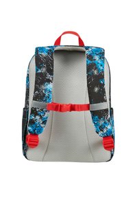 Mochila con un cuerpo de malla gris, patrón de salpicaduras en azul y negro, acentos rojos, correas ajustables y un hebilla frontal para un cierre seguro.