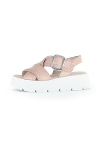 Roze neplederen sandalen met kruisbanden, verstelbare zilveren gesp en een chunky witte plateauzool. Gevoelige stikseldetails zichtbaar.