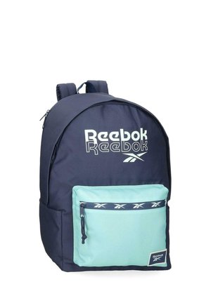 Mochila Reebok azul oscuro con un bolsillo delantero con cremallera azul claro y logotipos blancos de Reebok en el bolsillo y en la parte frontal superior.