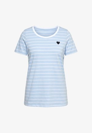 Hellblaues T-Shirt mit kurzen Ärmeln, dünnen weißen horizontalen Streifen und einem kleinen schwarzen Herz auf der linken Brust, Rundhalsausschnitt.