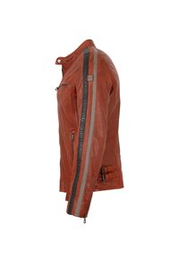 Leder-Bikerjacke in verbranntem Orange mit schwarzen und grauen Streifen, Reißverschlusstaschen und Schnallenakzenten an der Seite. Glatte Textur.