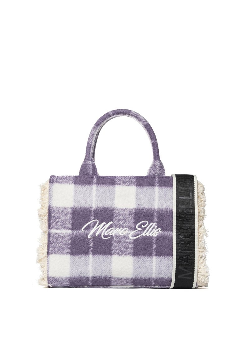 Paars-wit geruite tas gemaakt van gestructureerde stof, met rafelige randen, twee korte handvatten en een zwarte logoband.