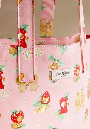 Geantă tote roz din material textil cu personaje animale jucăușe care poartă pălării roșii de căpșuni și mici accente florale albe.