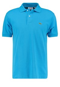 Blå kortärmad polo skjorta i texturerat tyg, med en treknapplista och en liten grön krokodil-logotyp på bröstet.