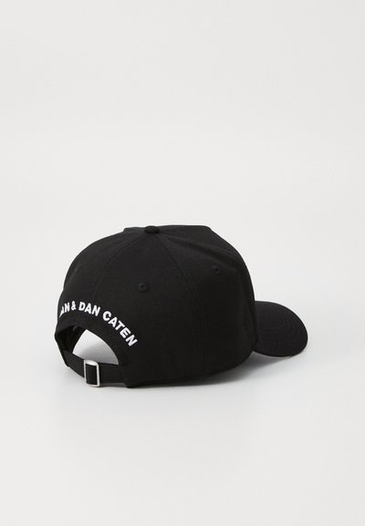 Casquette noire avec un bord plat, sangle ajustable et texte brodé blanc "IAN & DAN CATEN" à l'arrière. Le tissu est en coton texturé.