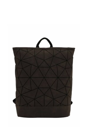 SURI FREY dunkelbrauner Rucksack aus strukturiertem Stoff mit geometrischem Dreiecksmuster, Griff oben und verstellbaren Trägern.
