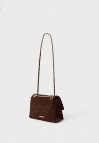 Burgundijas krāsas quilted rokassoma ar ķēdes siksnu, kurai ir zelta aksesuāri un taisnstūra forma. Gluda tekstūra ar izteiktu šuvju detaļu.