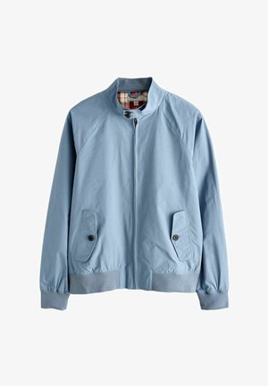 Hellblaue Bomberjacke mit durchgehendem Reißverschluss, zwei seitlichen Taschen mit Knöpfen und elastischen Bündchen mit kariertem Innenfutter. Glatte Textur.