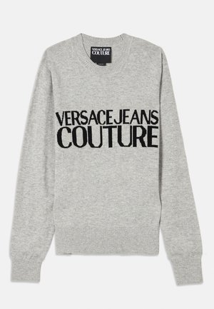 Sweater cinza feito de tecido tricotado com a inscrição "VERSACE JEANS COUTURE" em bordado preto na frente; punhos e bainha canelados.