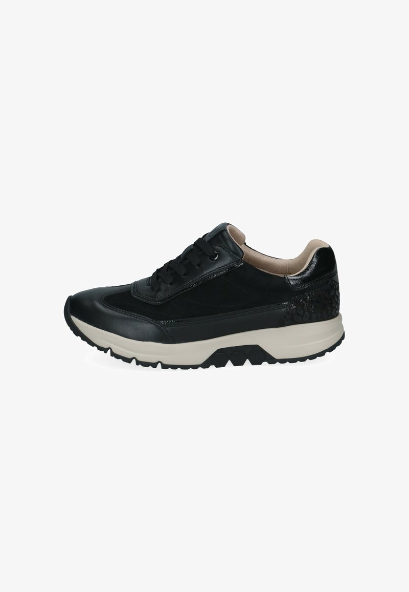 Baskets en cuir noir avec lacets noirs, doublure intérieure beige, talon texturé et semelle blanche épaisse avec motif de bande de roulement noir.