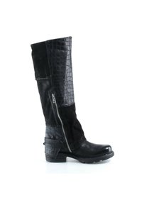 Botte noire en cuir haute avec texture crocodile, fermeture éclair latérale, petit talon et détail de bride autour de la cheville sur fond blanc.