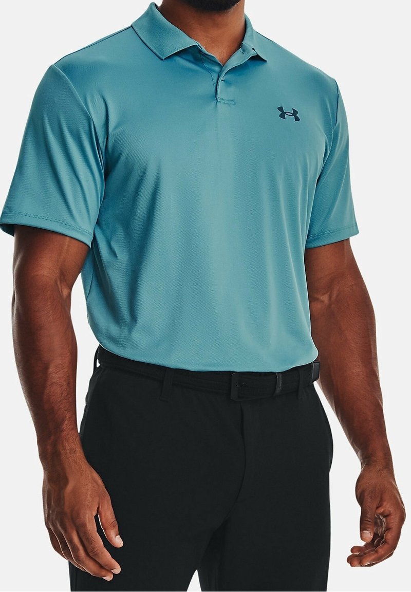 Homme portant un polo bleu clair à manches courtes avec col et pantalon noir, montré de la nuque à la taille sur un fond uni.