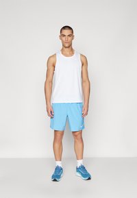 Nike Performance CHALLENGER SHORT - Sports shorts - university blue/black/reflective silver