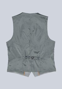 Graue Stoffweste mit glatter Textur, ausgestattet mit einer Rückenschnalle und einem karierten Futter mit orangefarbenen Akzenten. Ärmellos, strukturiertes Design.