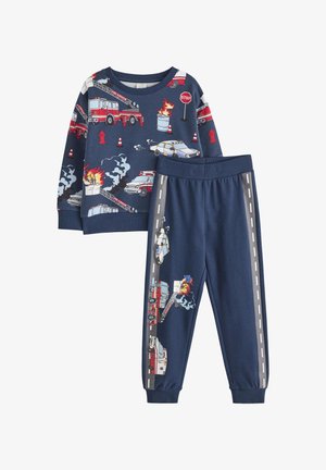 Sötétkék pamut pizsama szett, hosszú ujjú felsővel, amely tűzoltóautó grafikákkal díszített, és illő nadrággal, amely sürgősségi járműveket és út részleteket ábrázol.