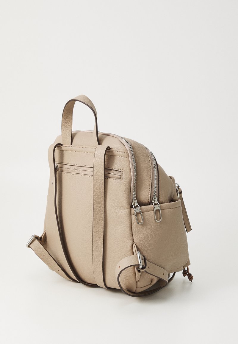 Béžový kožený batoh texturovaný, se dvěma zipovými kapsami, nastavitelnými popruhy, rukojetí na vrchu a malou kapsou se zipem na zadní straně.