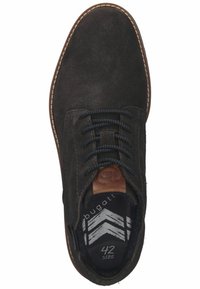 Zapato de ante negro con puntera redonda, diseño de cordones con cordones oscuros, etiqueta trasera de cuero marrón en contraste y etiqueta de talla impresa en el interior.