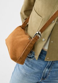 Stradivarius TRENDY WITH BUCKLE - Borsa a tracolla - camel
