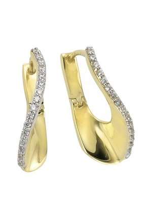 Boucles d'oreilles créoles en or au design incurvé, chacune ornée de petits diamants scintillants le long du bord extérieur.