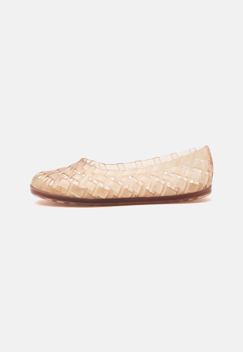 Chaussure plate tissée transparente beige avec bout arrondi et semelle marron, vue de côté sur fond blanc.