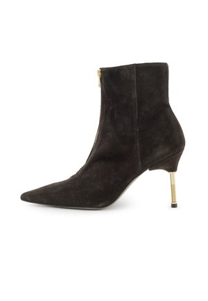 Stivale alla caviglia in suede nero con punta punta e zip dorata. Presenta un tacco a stiletto sottile con un accento dorato testurizzato.