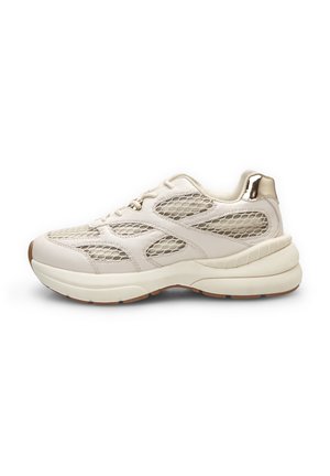 Sneaker beige chiaro con pannelli in mesh, pelle liscia, suola spessa e dettagli metallici sul tallone, dotato di chiusura con lacci.